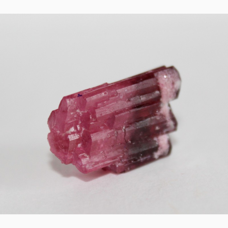 Фото 9. Параллельный сросток двухголовых кристаллов розового турмалина