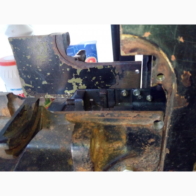 Фото 3. Модель паровоза, сварена из частей швейных машинок, авторская работа