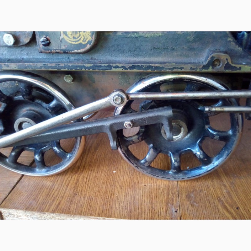 Фото 4. Модель паровоза, сварена из частей швейных машинок, авторская работа