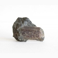 Рамзаит (лоренценит), таблитчатый кристалл в породе с игольчатым эгирином
