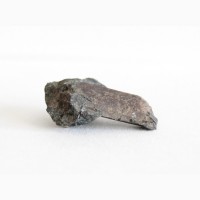 Рамзаит (лоренценит), таблитчатый кристалл в породе с игольчатым эгирином