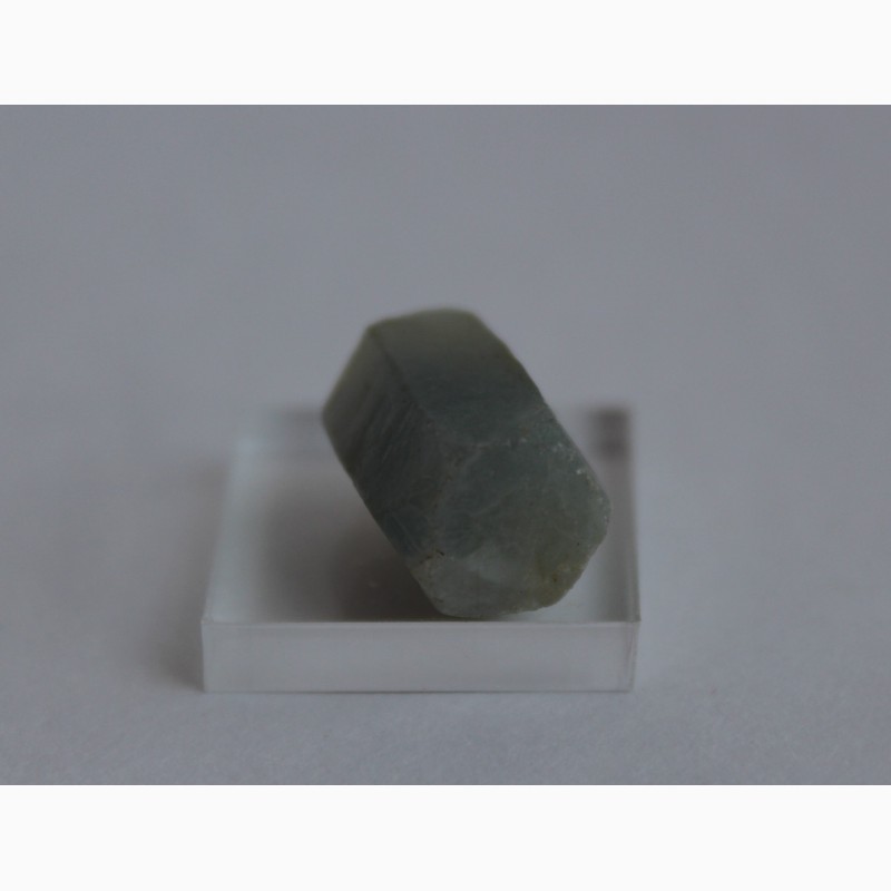 Фото 5. Корунд, шестигранный кристалл