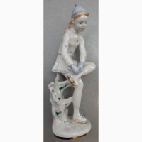 Фарфоровая статуэтка Девочка с коньками, фарфор ЛФЗ, 1950е годы