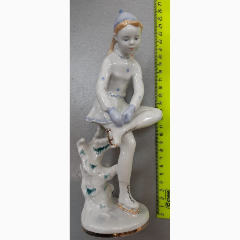Фото 2. Фарфоровая статуэтка Девочка с коньками, фарфор ЛФЗ, 1950е годы