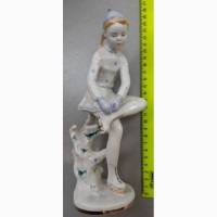 Фарфоровая статуэтка Девочка с коньками, фарфор ЛФЗ, 1950е годы
