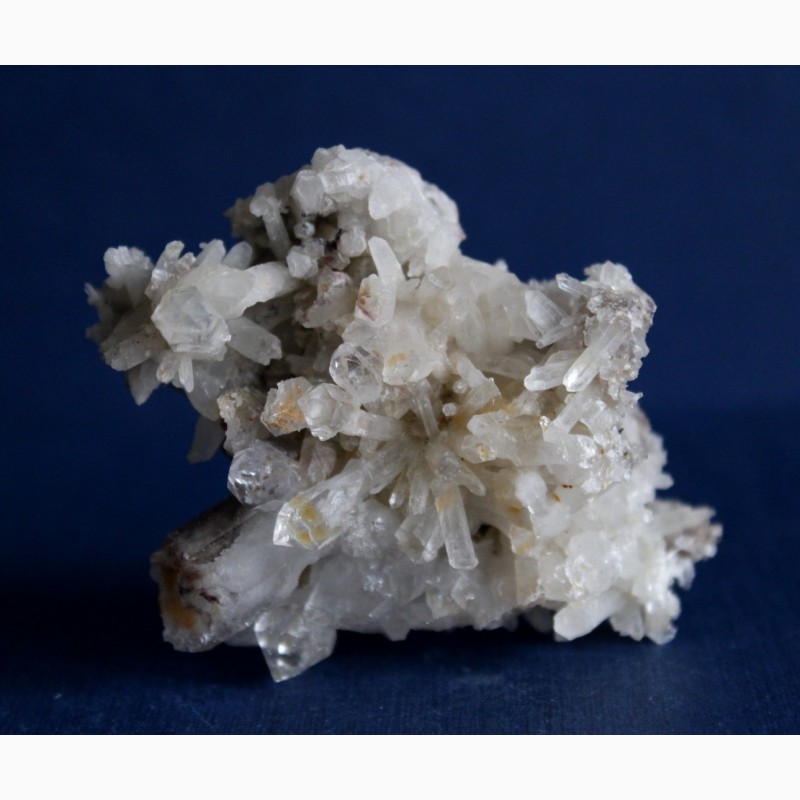 Фото 2. Друза кварца, некоторые кристаллы - скипетровидные