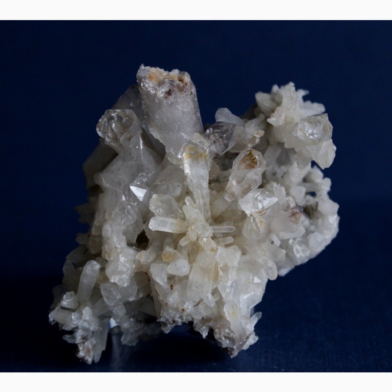 Фото 3. Друза кварца, некоторые кристаллы - скипетровидные