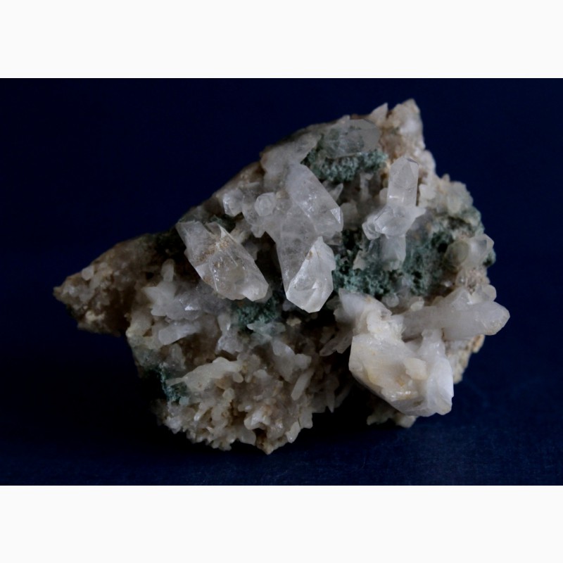 Фото 5. Друза кристаллов кварца с хлоритом