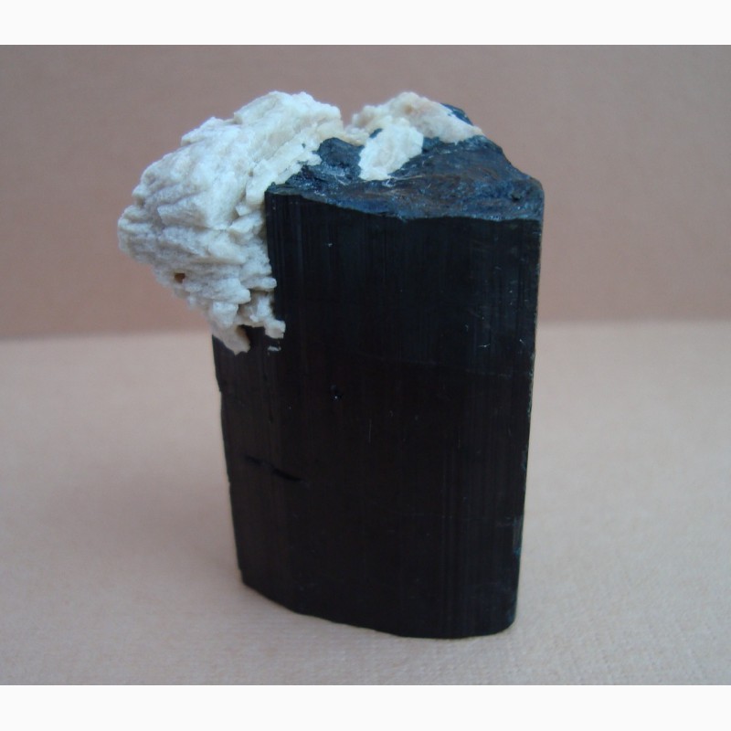 Фото 2. Черный турмалин (шерл) с альбитом