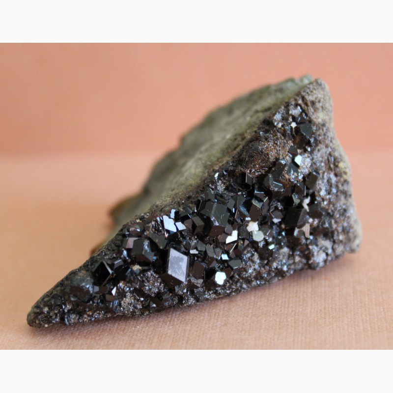 Фото 2. Андрадит (черный гранат), кристаллы на породе 5