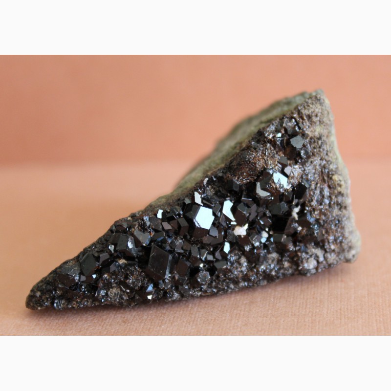Фото 3. Андрадит (черный гранат), кристаллы на породе 5