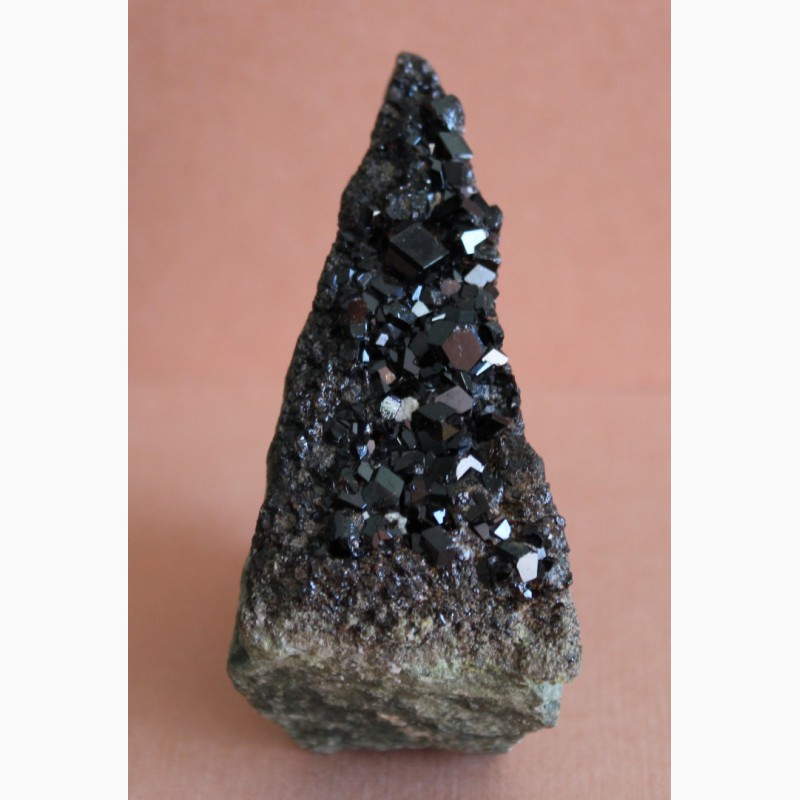 Фото 4. Андрадит (черный гранат), кристаллы на породе 5
