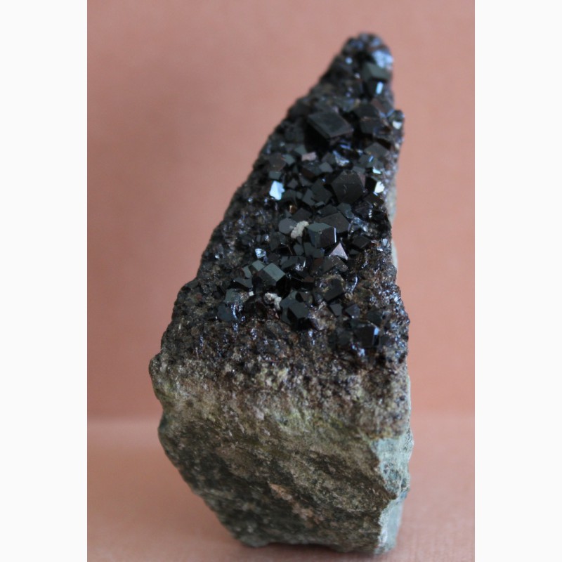 Фото 5. Андрадит (черный гранат), кристаллы на породе 5