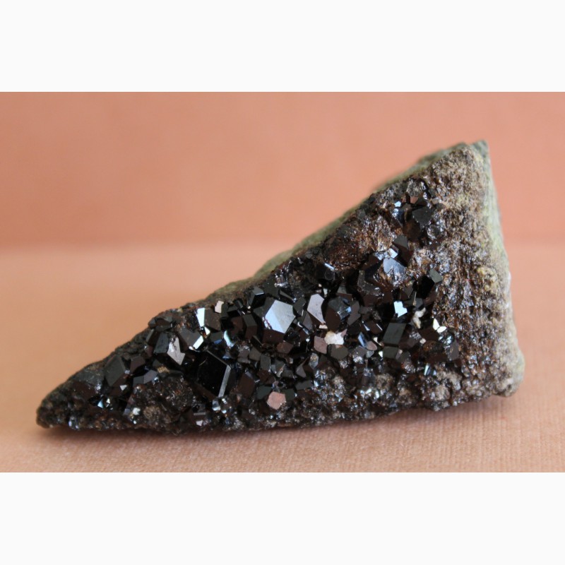Фото 6. Андрадит (черный гранат), кристаллы на породе 5
