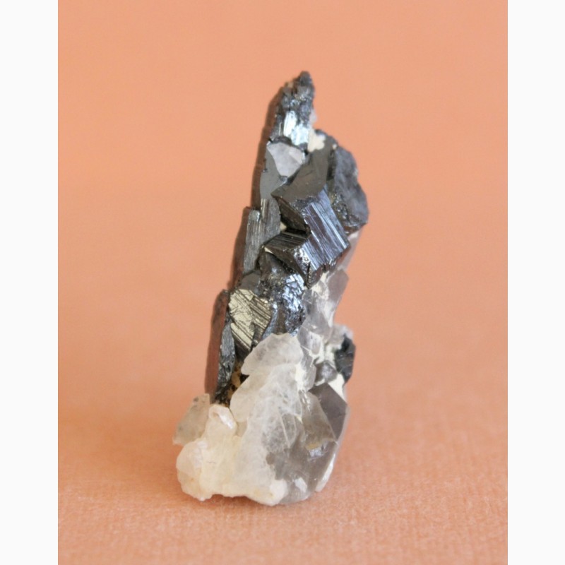 Фото 2. Гематит, кварц, сросток кристаллов 2