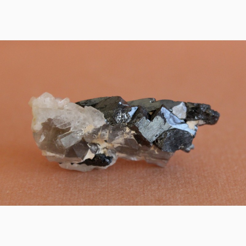 Фото 4. Гематит, кварц, сросток кристаллов 2