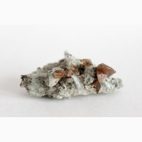 Титанит, двойниковые кристаллы на хлоритовом сланце