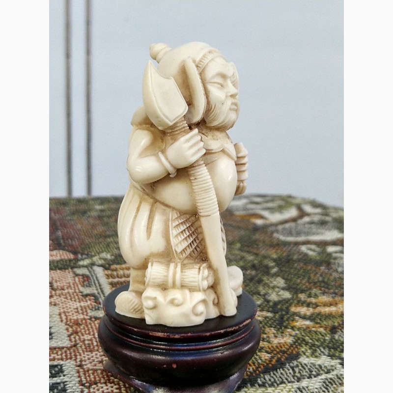 Фото 2. Символическая статуэтка Мудрец. Искусственная кость. Резьба. Красное дерево