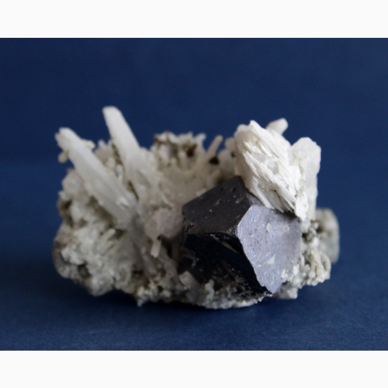 Фото 2. Сросток кристаллов галенита, кварца, пирита и кальцита