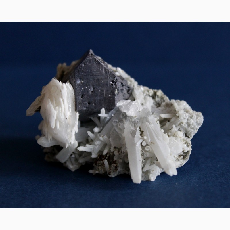Фото 3. Сросток кристаллов галенита, кварца, пирита и кальцита