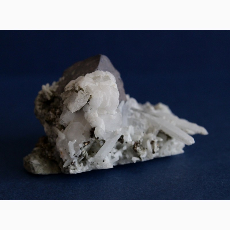Фото 4. Сросток кристаллов галенита, кварца, пирита и кальцита