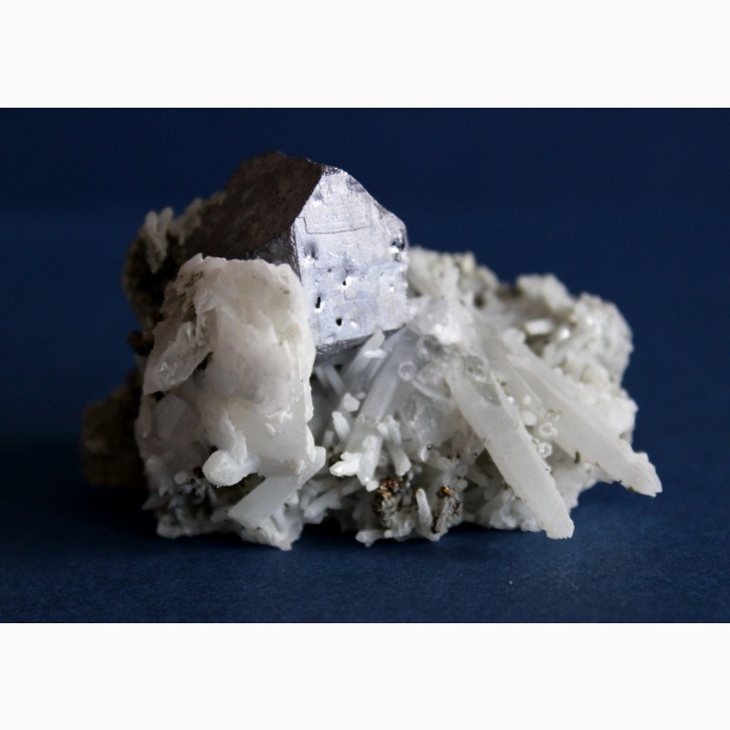 Фото 5. Сросток кристаллов галенита, кварца, пирита и кальцита