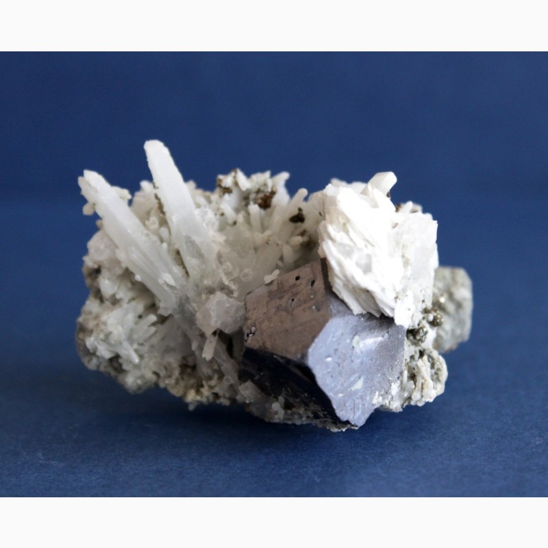 Фото 6. Сросток кристаллов галенита, кварца, пирита и кальцита