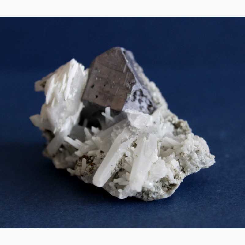 Фото 7. Сросток кристаллов галенита, кварца, пирита и кальцита