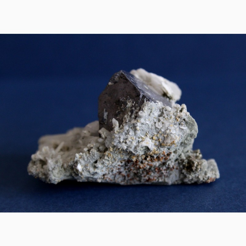 Фото 8. Сросток кристаллов галенита, кварца, пирита и кальцита