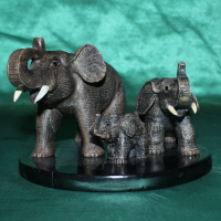 Продам авторскую работу из натурального камня кальцит Семья слонов