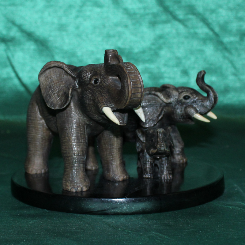 Фото 2. Продам авторскую работу из натурального камня кальцит Семья слонов