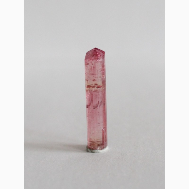 Фото 2. Турмалин розовый, кристалл с головкой