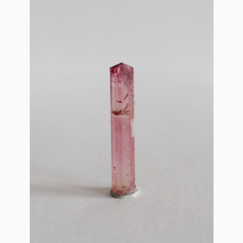 Фото 3. Турмалин розовый, кристалл с головкой