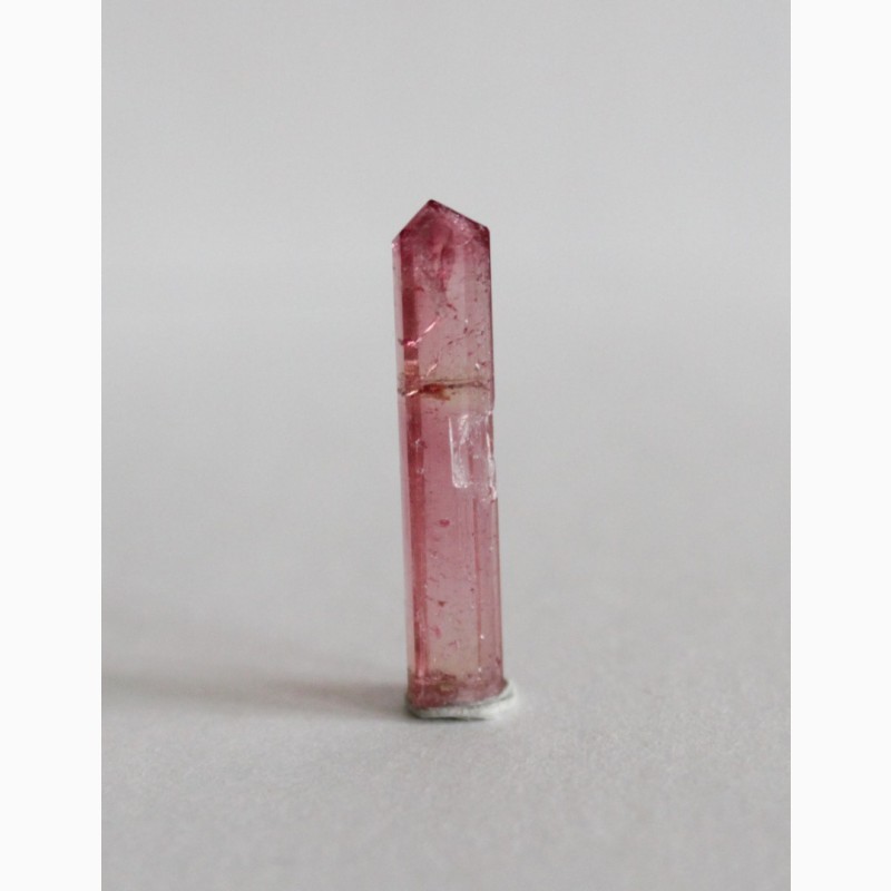 Фото 4. Турмалин розовый, кристалл с головкой