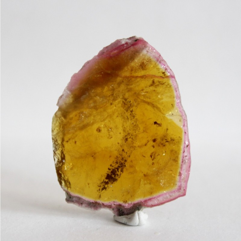 Фото 2. Срез кристалла желтого турмалина с розовой каймой