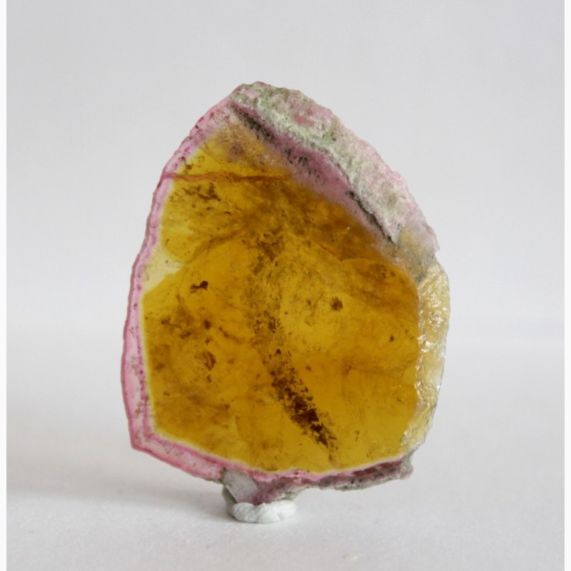 Фото 3. Срез кристалла желтого турмалина с розовой каймой