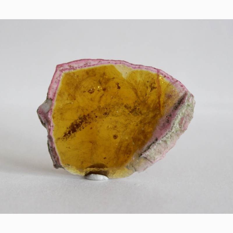 Фото 4. Срез кристалла желтого турмалина с розовой каймой