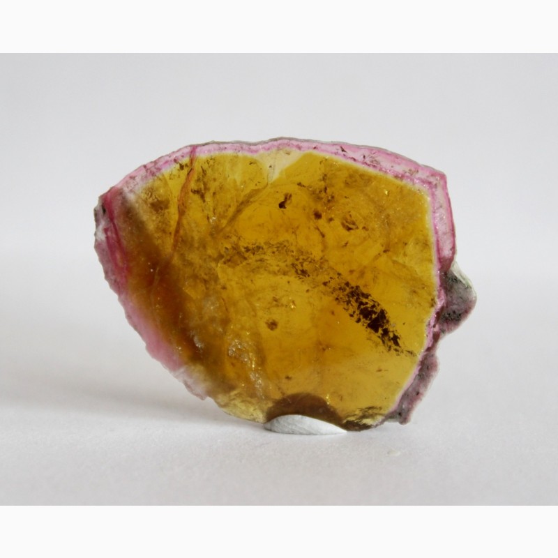 Фото 5. Срез кристалла желтого турмалина с розовой каймой
