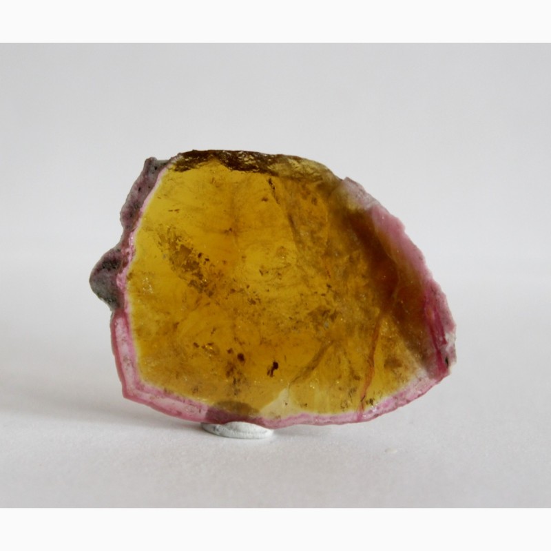 Фото 6. Срез кристалла желтого турмалина с розовой каймой