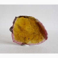 Срез кристалла желтого турмалина с розовой каймой