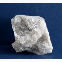 Айкинит в кварце, редкий минерал